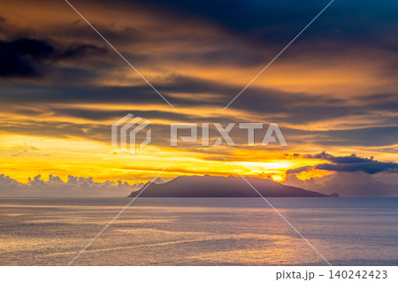口永良部島マジックアワー 夕景 屋久島から(夏 口永良部島マジックアワー 夕景 屋久島から(夏 140242423