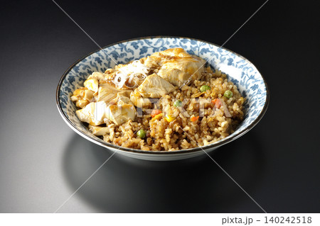 麻婆餡かけ炒飯を黒背景で撮影 麻婆餡かけ炒飯を黒背景で撮影 140242518