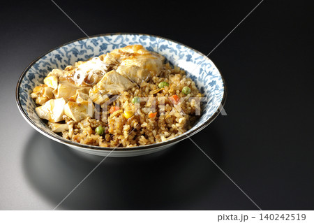 麻婆餡かけ炒飯を黒背景で撮影 麻婆餡かけ炒飯を黒背景で撮影 140242519
