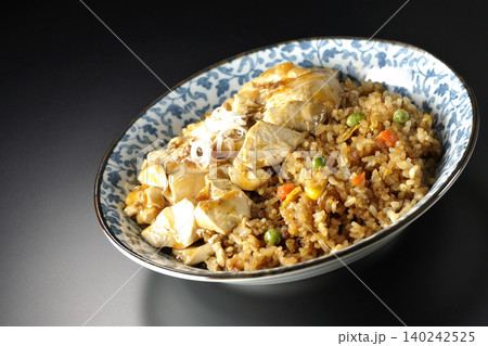 麻婆餡かけ炒飯を黒背景で撮影 麻婆餡かけ炒飯を黒背景で撮影 140242525