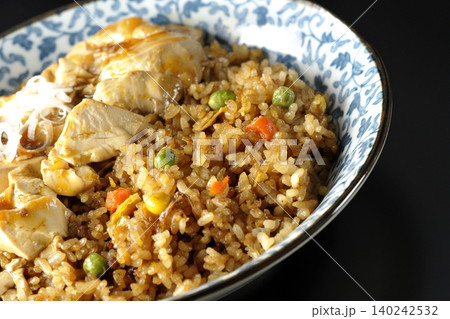 麻婆餡かけ炒飯を黒背景で撮影 麻婆餡かけ炒飯を黒背景で撮影 140242532