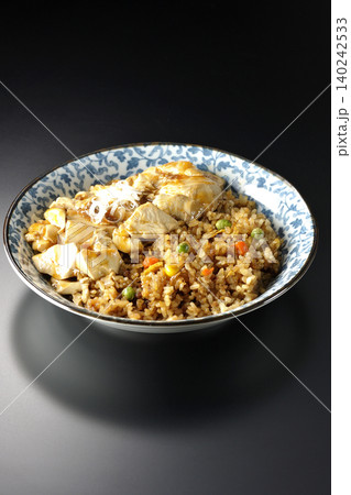 麻婆餡かけ炒飯を黒背景で撮影 麻婆餡かけ炒飯を黒背景で撮影 140242533