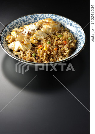 麻婆餡かけ炒飯を黒背景で撮影 麻婆餡かけ炒飯を黒背景で撮影 140242534