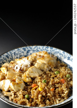麻婆餡かけ炒飯を黒背景で撮影 麻婆餡かけ炒飯を黒背景で撮影 140242537