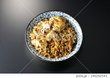 麻婆餡かけ炒飯を黒背景で撮影 140242541