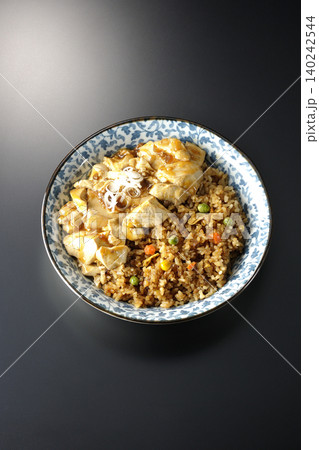 麻婆餡かけ炒飯を黒背景で撮影 麻婆餡かけ炒飯を黒背景で撮影 140242544