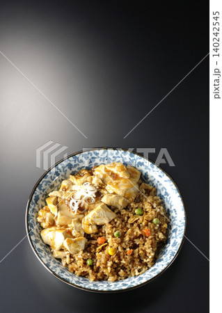 麻婆餡かけ炒飯を黒背景で撮影 麻婆餡かけ炒飯を黒背景で撮影 140242545
