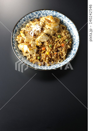 麻婆餡かけ炒飯を黒背景で撮影 麻婆餡かけ炒飯を黒背景で撮影 140242546