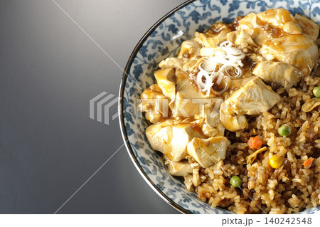 麻婆餡かけ炒飯を黒背景で撮影 140242548