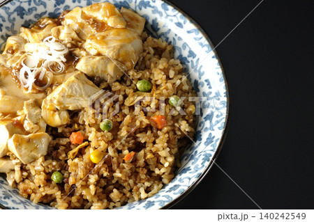 麻婆餡かけ炒飯を黒背景で撮影 麻婆餡かけ炒飯を黒背景で撮影 140242549