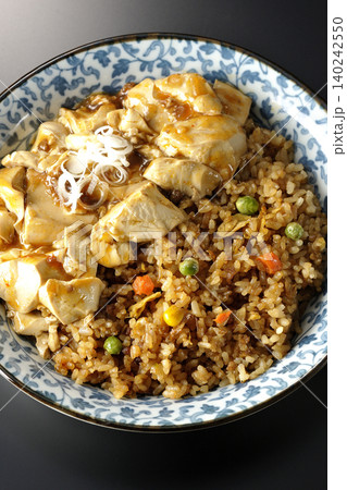 麻婆餡かけ炒飯を黒背景で撮影 麻婆餡かけ炒飯を黒背景で撮影 140242550