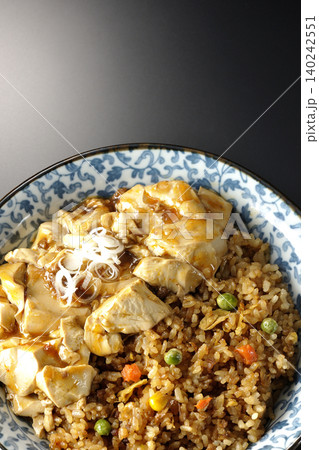 麻婆餡かけ炒飯を黒背景で撮影 麻婆餡かけ炒飯を黒背景で撮影 140242551