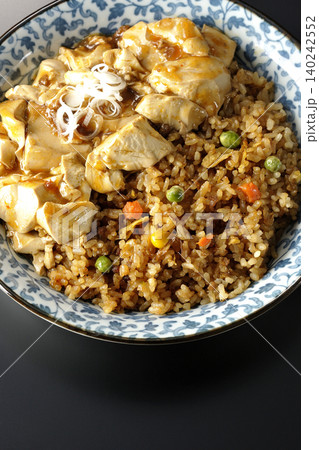 麻婆餡かけ炒飯を黒背景で撮影 麻婆餡かけ炒飯を黒背景で撮影 140242552