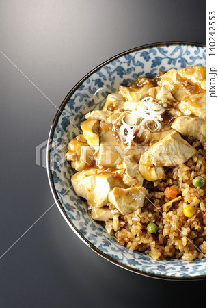 麻婆餡かけ炒飯を黒背景で撮影 140242553