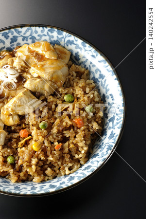 麻婆餡かけ炒飯を黒背景で撮影 140242554