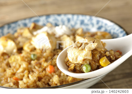 麻婆餡かけ炒飯を食べる 麻婆餡かけ炒飯を食べる 140242603