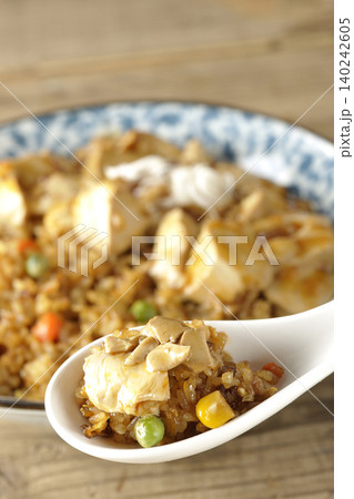 麻婆餡かけ炒飯を食べる 麻婆餡かけ炒飯を食べる 140242605