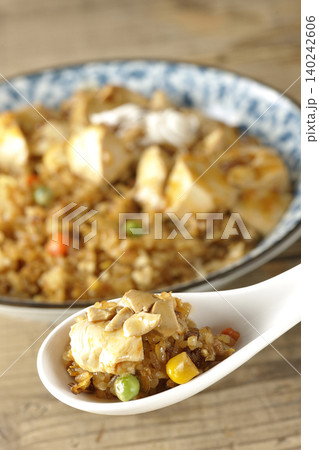 麻婆餡かけ炒飯を食べる 麻婆餡かけ炒飯を食べる 140242606