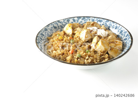 麻婆餡かけ炒飯を白背景で撮影 麻婆餡かけ炒飯を白背景で撮影 140242686