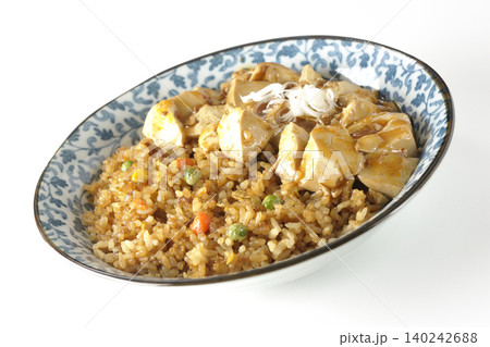 麻婆餡かけ炒飯を白背景で撮影 麻婆餡かけ炒飯を白背景で撮影 140242688