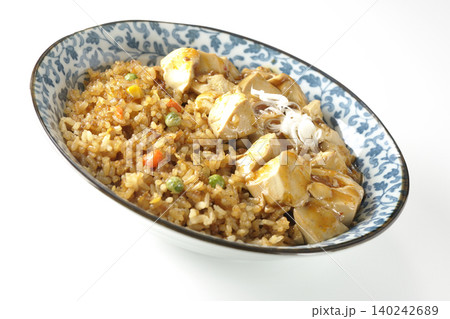 麻婆餡かけ炒飯を白背景で撮影 麻婆餡かけ炒飯を白背景で撮影 140242689