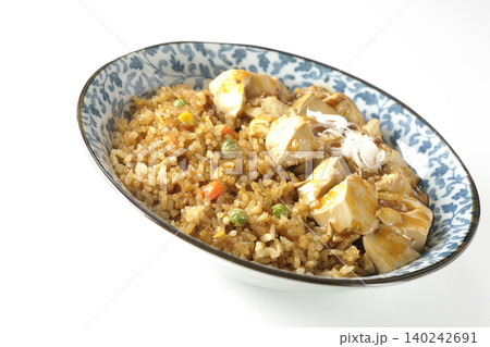 麻婆餡かけ炒飯を白背景で撮影 麻婆餡かけ炒飯を白背景で撮影 140242691