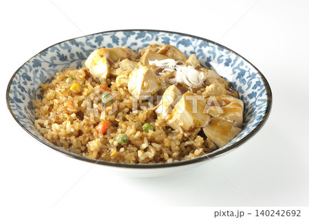 麻婆餡かけ炒飯を白背景で撮影 麻婆餡かけ炒飯を白背景で撮影 140242692