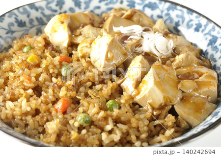 麻婆餡かけ炒飯を白背景で撮影 麻婆餡かけ炒飯を白背景で撮影 140242694