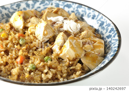 麻婆餡かけ炒飯を白背景で撮影 140242697