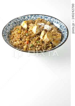 麻婆餡かけ炒飯を白背景で撮影 140242700