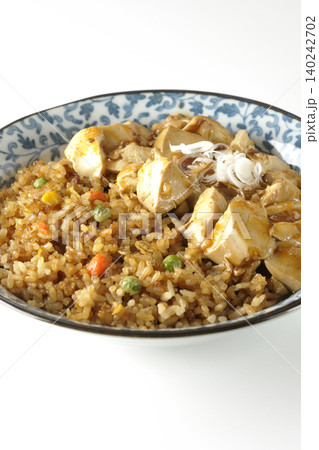 麻婆餡かけ炒飯を白背景で撮影 麻婆餡かけ炒飯を白背景で撮影 140242702