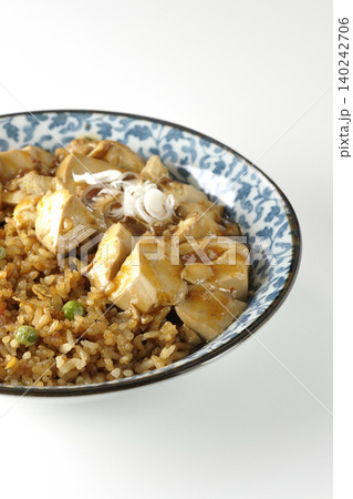 麻婆餡かけ炒飯を白背景で撮影 麻婆餡かけ炒飯を白背景で撮影 140242706