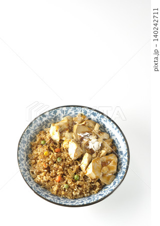 麻婆餡かけ炒飯を白背景で撮影 麻婆餡かけ炒飯を白背景で撮影 140242711