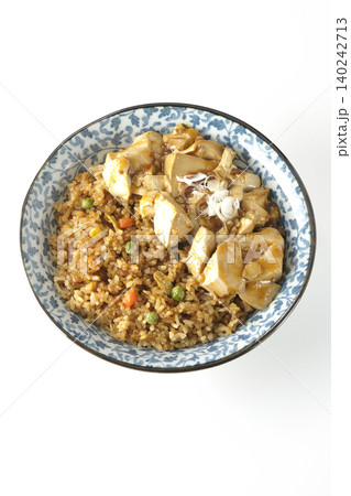 麻婆餡かけ炒飯を白背景で撮影 麻婆餡かけ炒飯を白背景で撮影 140242713