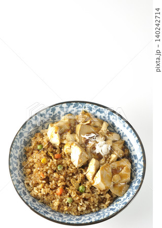 麻婆餡かけ炒飯を白背景で撮影 140242714