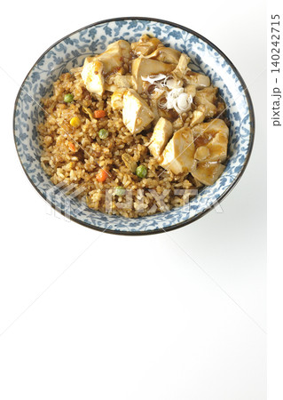 麻婆餡かけ炒飯を白背景で撮影 麻婆餡かけ炒飯を白背景で撮影 140242715