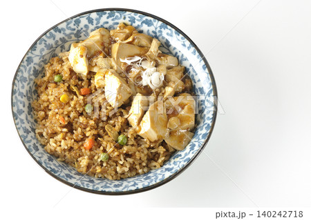 麻婆餡かけ炒飯を白背景で撮影 麻婆餡かけ炒飯を白背景で撮影 140242718