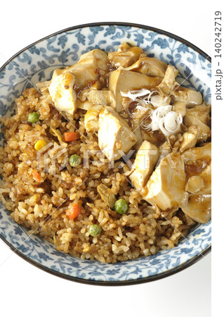 麻婆餡かけ炒飯を白背景で撮影 140242719