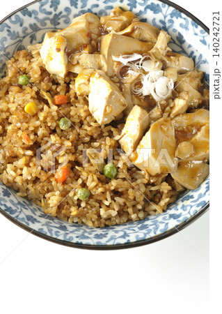 麻婆餡かけ炒飯を白背景で撮影 140242721