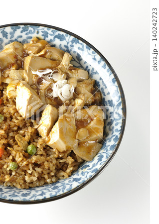 麻婆餡かけ炒飯を白背景で撮影 麻婆餡かけ炒飯を白背景で撮影 140242723