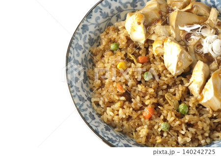 麻婆餡かけ炒飯を白背景で撮影 麻婆餡かけ炒飯を白背景で撮影 140242725