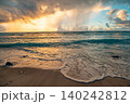 パラオ共和国　カヤンゲル　雨が降るビーチの朝日 140242812