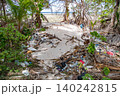 環境問題　南の島のビーチに流れ着いたプラスチックのごみ 140242815