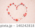 砂浜に紅サンゴと白いサンゴで描いたハート　素材 140242818