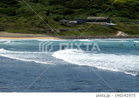 佐賀県唐津市の観光名所「湊の立神岩」と人気サーフスポットの玄界灘の海 140242973