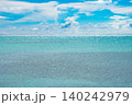 輝くエメラルドグリーンの海と空　水平線 140242979