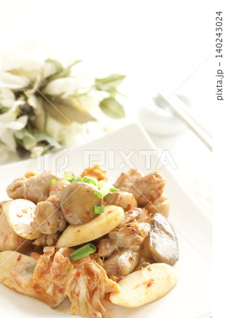 エリンギと鶏肉のキムチ炒め エリンギと鶏肉のキムチ炒め 140243024
