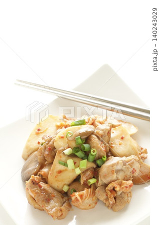 エリンギと鶏肉のキムチ炒め エリンギと鶏肉のキムチ炒め 140243029