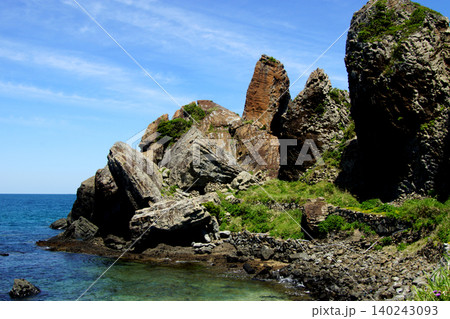佐賀県唐津市の観光名所「湊の立神岩」と人気サーフスポットの玄界灘の海の風景 佐賀県唐津市の観光名所「湊の立神岩」と人気サーフスポットの玄界灘の海の風景 140243093