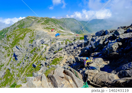 夏の木曽駒ケ岳に続く登山道 夏の木曽駒ケ岳に続く登山道 140243119